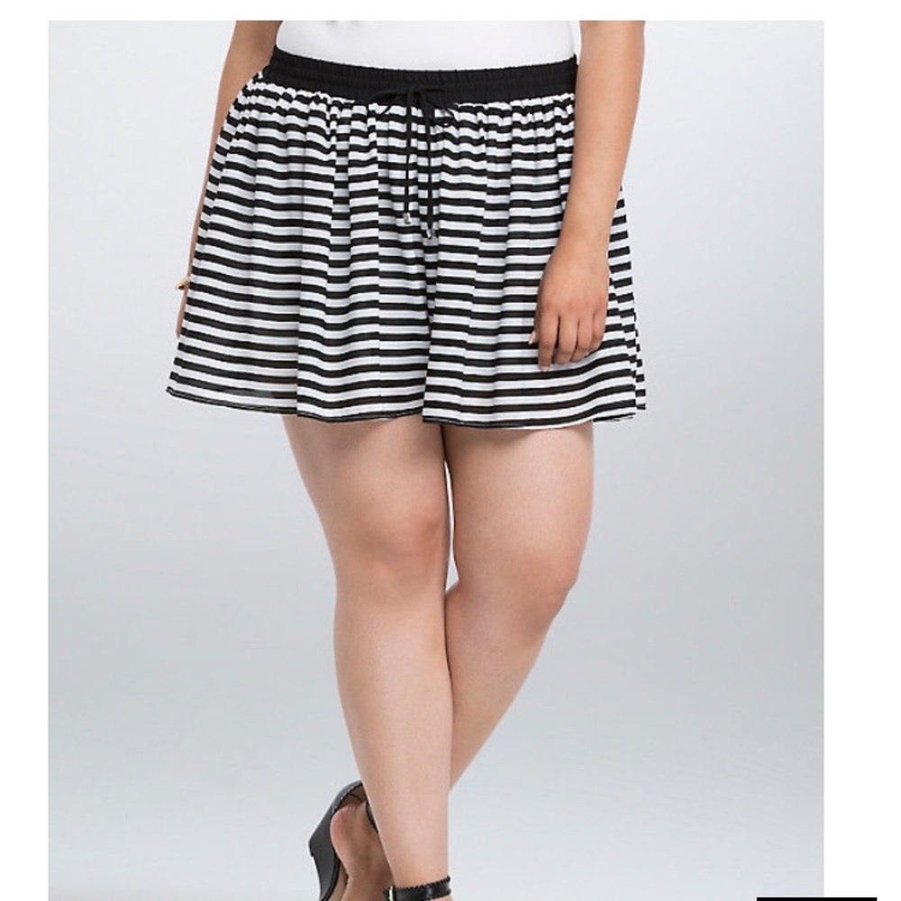 ⭐️ Torrid Size 2 Striped Chiffon Shorts